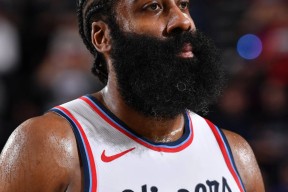 哈登重返赛场，比赛规则变更首场状态出色，日本队观众沸腾！