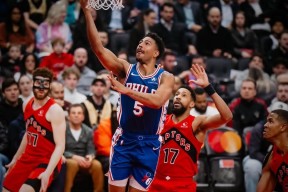 雷速-浓眉哥连续十场比赛得分超过精彩发挥，独行侠挑战极限！的简单介绍